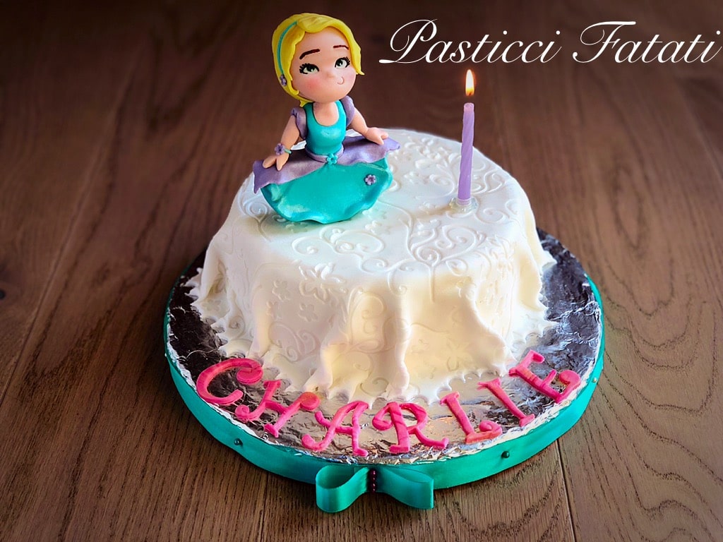 torta con fondente effetto tessuto bianco, charlie's doll, candelina accesa