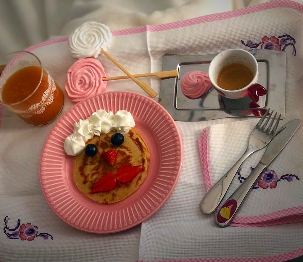 vassoio a letto con pancakes all'avena , frutta e succo di frutta