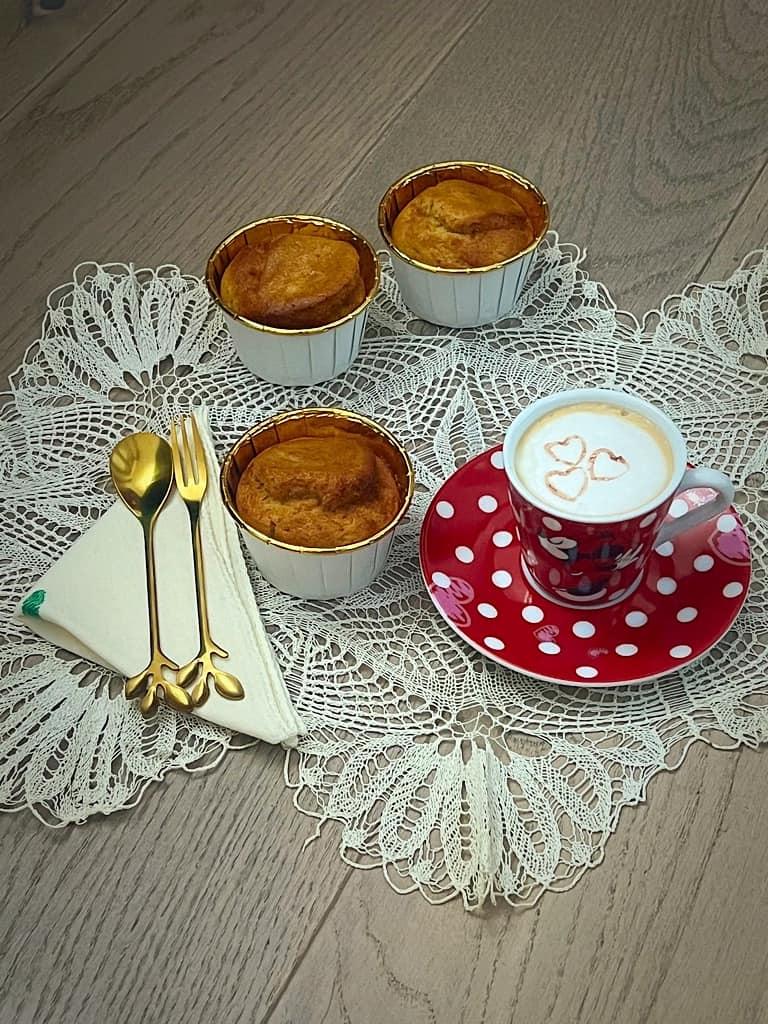 colazione a base di banana bread muffins vegani e gluten free e caffè macchiato