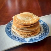 montagna di pancakes con gli albumi