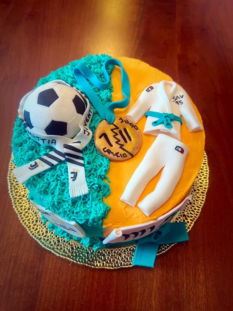 torta per doppio compleanno con judogi e pallone da calcio