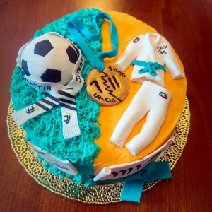 torta doppia a tema calcio e judo con judogi e pallone da calcio