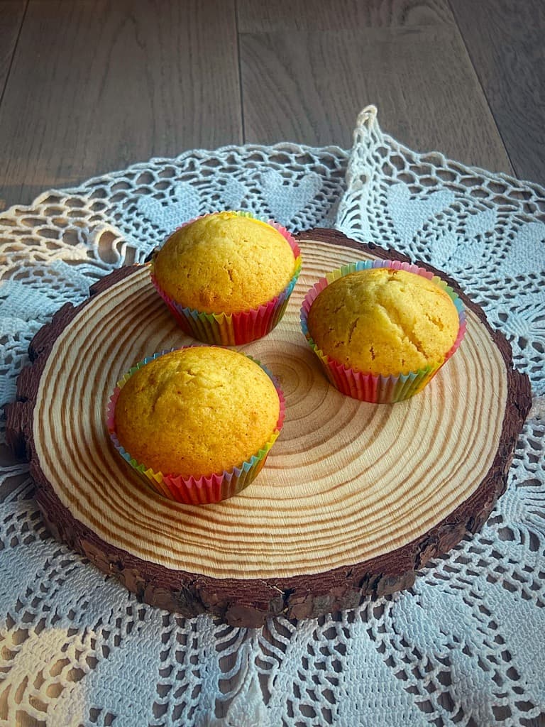 muffins al miele e vaniglia su tagliere di legno