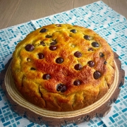 torta banana e mirtilli su tagliere in legno